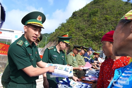 Vietnamese and Chinese units coordinate bilingual legal outreach for border residents